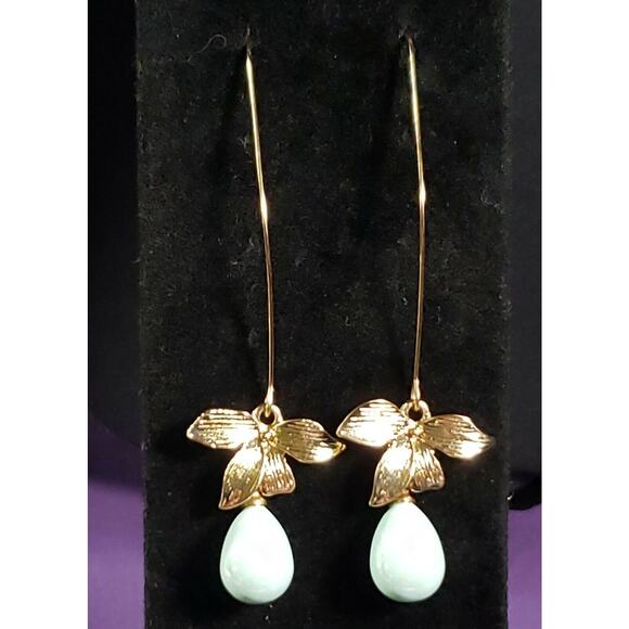 Long Wire Earrings Gold Tone Bows & Pearlescent Mint Green Egg Shaped Dangles - Picture 1 of 10